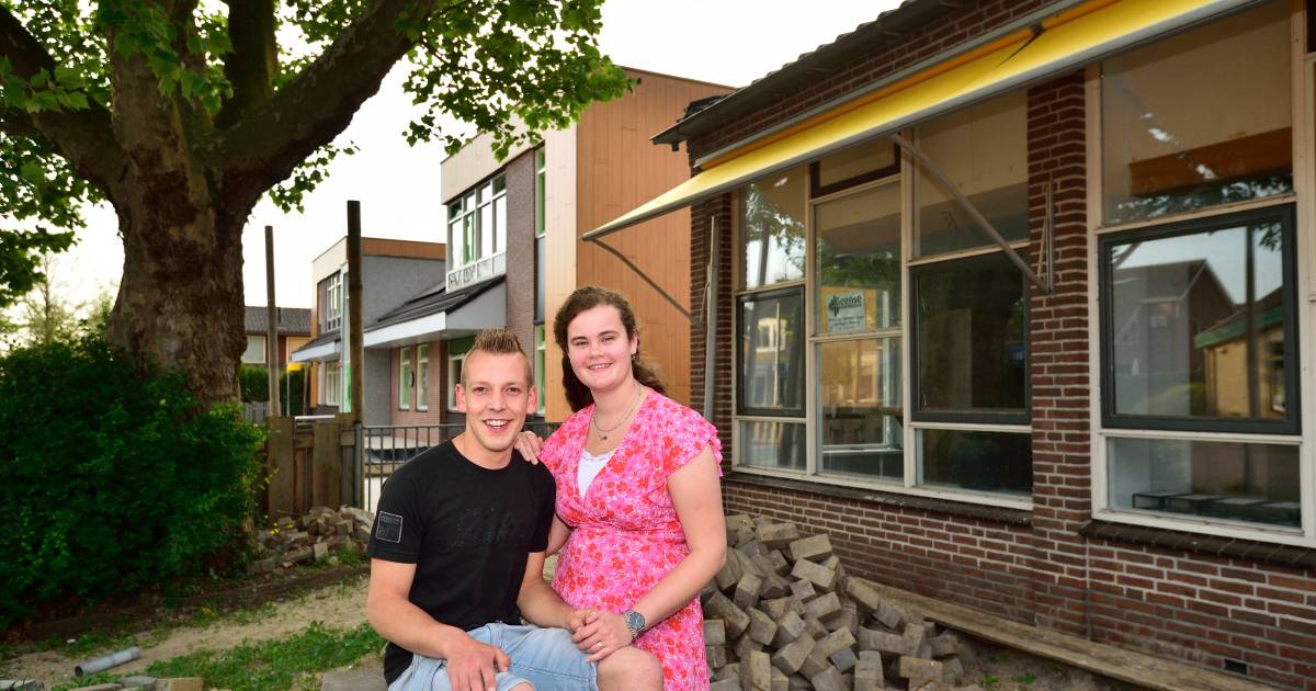 Chris kocht toen hij 18 jaar was zijn oude school, nu gaat hij er samenwonen met zijn vrouw