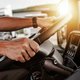 Let goed op: deze foto laat précies zien wat de dode hoek is bij een vrachtwagen