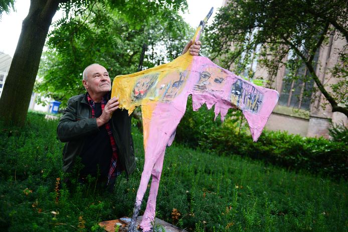 Alsof hij mee de lucht in wil: Peter Hoogers klampt zich vast aan zijn 'aalscholver'.