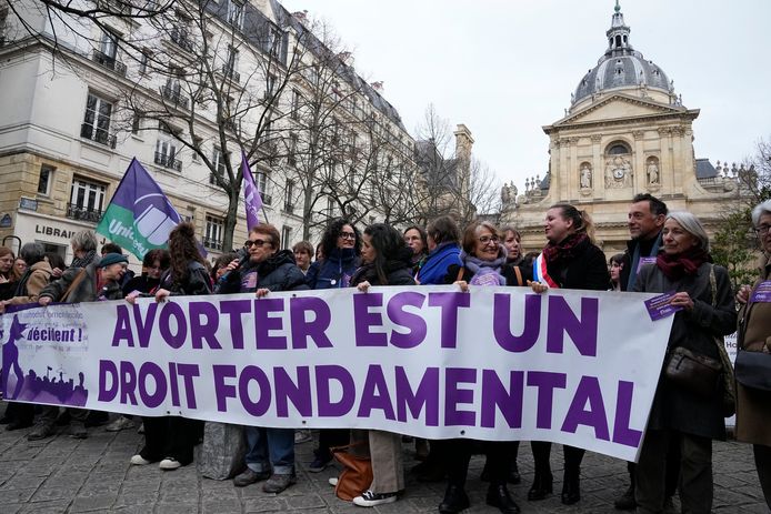 "Abortus is een fundamenteel recht", staat op een spandoek dat manifestanten vasthouden in Parijs. (28/02/24)
