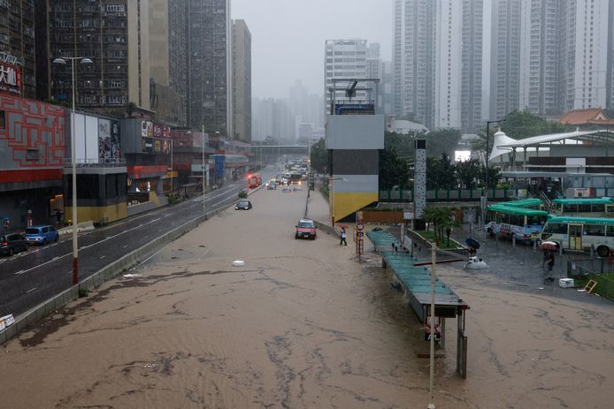 Ondergelopen straten in Hongkong.