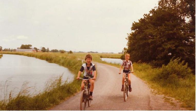 Klaas Knot fietsend in Groningen (achteraan), 1976. Beeld  