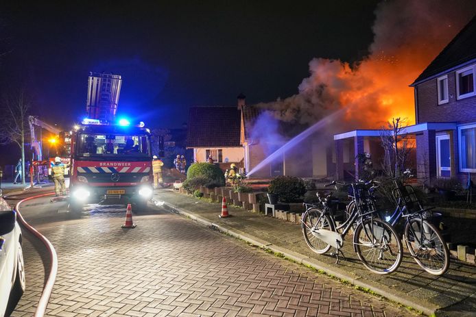 Aan de Molenweg in Berghem woedt een uitslaande woningbrand.