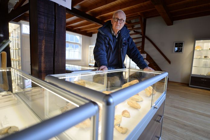 Een groot deel van de fraaie vitrines is gevuld met vondsten uit de inmiddels ruim vijftig jaar oude Staringgroeve in de wijk Hoge Es. „Nu alleen nog wachten tot we eindelijk open kunnen”, aldus Jan Poorthuis.