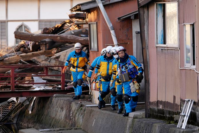 Reddingswerkers tussen ingestorte gebouwen op het Japanse schiereiland Noto.