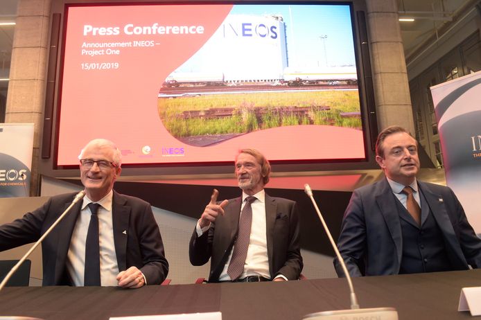 Minister-president Geert Bourgeois, voorzitter van de INEOS Group Sir Jim Ratcliffe en burgemeester Bart De Wever maakten de overeenkomst bekend.