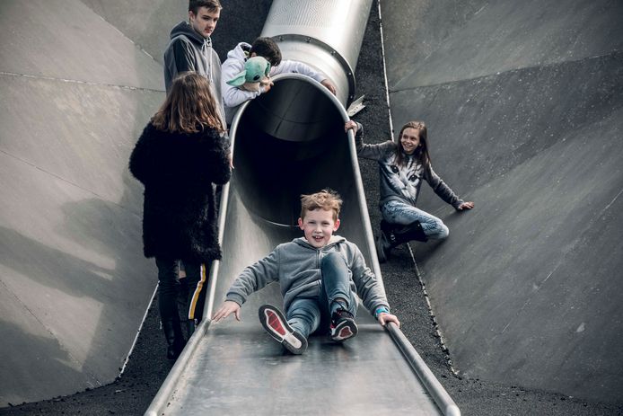 Nieuwe glijbaan wordt getest door de kinderen in Beringen. Avonturenberg.