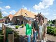 Mirjam (links) en Rick Lohuis en Anja Kerkdijk van de nieuwe zorgboerderij Erve de Gloer in Zuna.