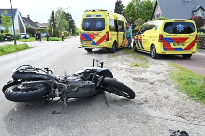 Fietser en motorrijder gewond naar het ziekenhuis door botsing in Prinsenbeek