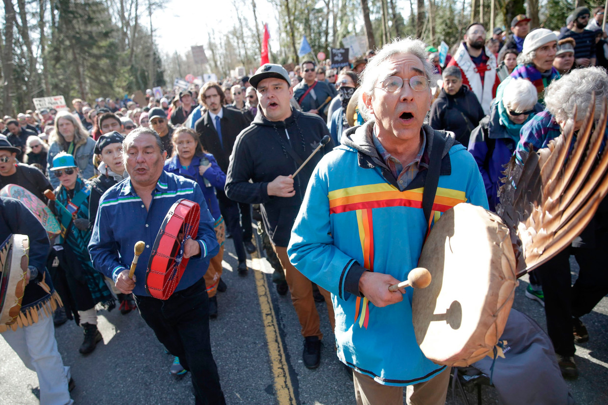Duizenden tegenstanders demonstreerden afgelopen week bij het kantoor van Kinder Morgan in Burnaby. Beeld AFP