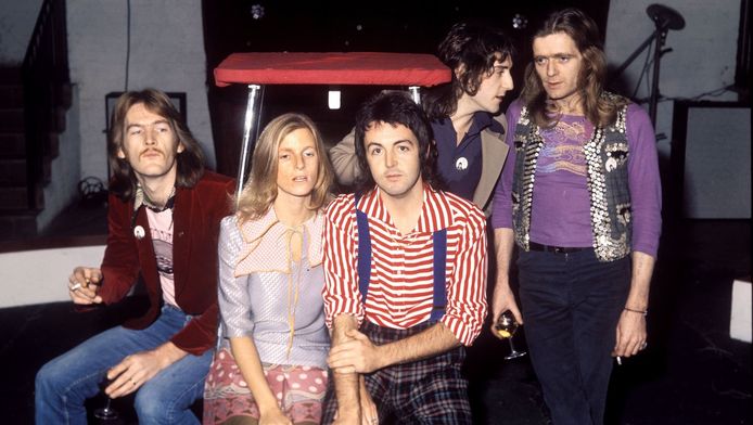 Paul McCartney au centre avec Linda, Henry McCullough à droite de l'image