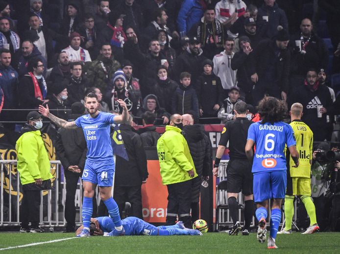 Marseille-speler Dimitri Payet is tegen de vlakte gegaan nadat hij in het duel met Lyon door een flesje water in geraakt.