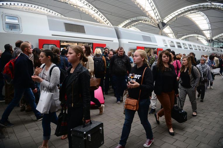 Een archiefbeeld van reizigers in het Leuvense station.