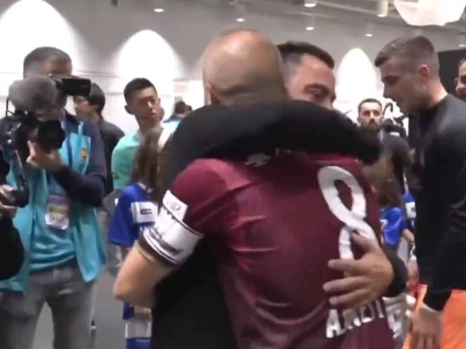 KIJK. Prachtig weerzien in Japan: Xavi en Andrés Iniesta vallen elkaar in de armen