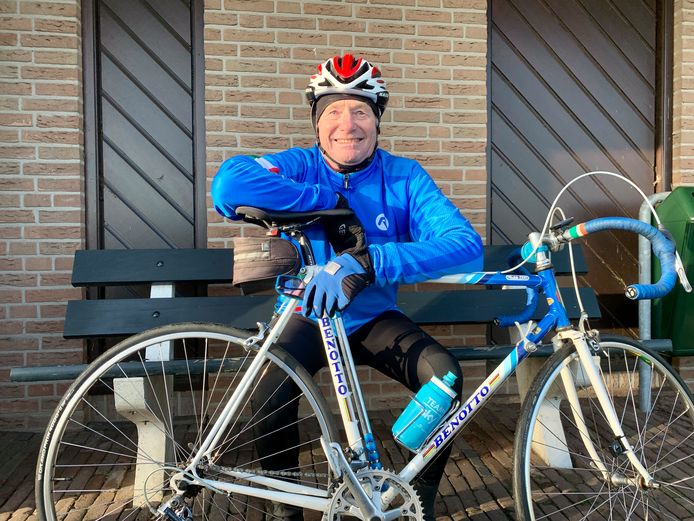 Eef van Kalles (73) uit Vianen met z'n veertig jaar oude Benotto.
