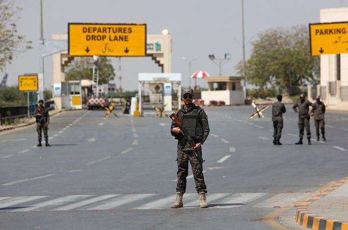 Soldaten blokkeerden vorig week de weg naar de luchthaven in Karachi, Pakistan.