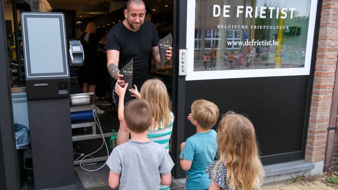 Uitbater frituur laat klant zelf kiezen tussen A- en goedkopere B-merken: “In het ‘land van de friet’ moet iedereen naar frietkot kunnen”