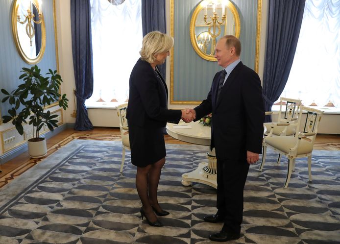 Marine Le Pen schudt hand van Poetin