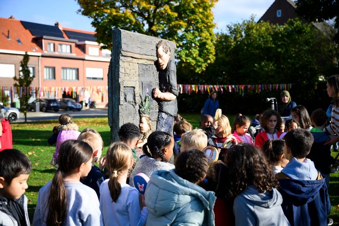 Kunstwerk over ouderschap ingehuldigd in wijk Schoonbroek in Ekeren ...