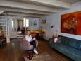 Karen Bruggeman in de woonkamer van haar herenhuis uit 1700. ,,Ik vind het een heel apart huis, met mooie oude elementen.”