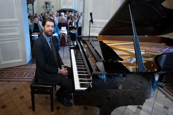 Pianist Thomas Beijer voor aanvang van het concert in Kasteel Geldrop.