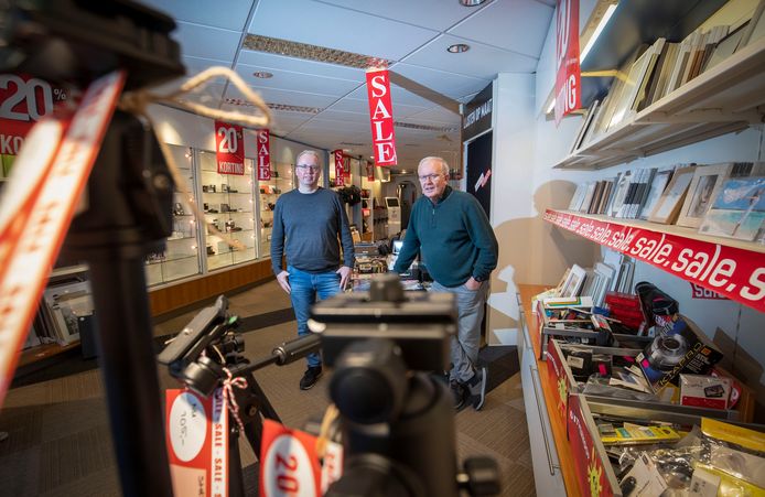Evert (rechts) en Marco Davelaar bestierden decennia fotozaak Artifoto in Veenendaal, maar nu valt het doek voor de winkel.