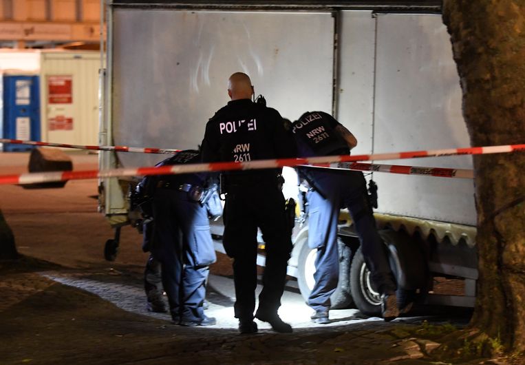 De politie doet sporenonderzoek na de grote vechtpartij in Duisburg vorige week.  Beeld Roberto Pfeil/dpa