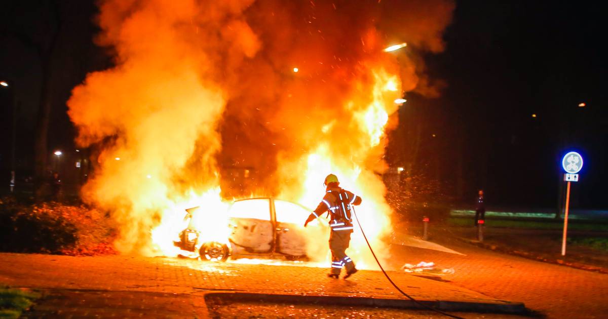 Auto in brand in Zwijndrecht door vuurwerk Jaarwisseling Drechtsteden