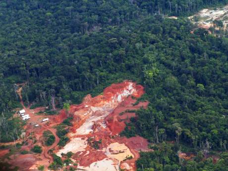Grote groep gewapende mannen valt goudveld in Suriname aan