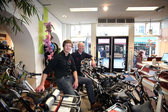 Jan Kemps met zoon Rick bij het gouden jubileum van de fietsenzaak aan de Korenbrugstraat.
