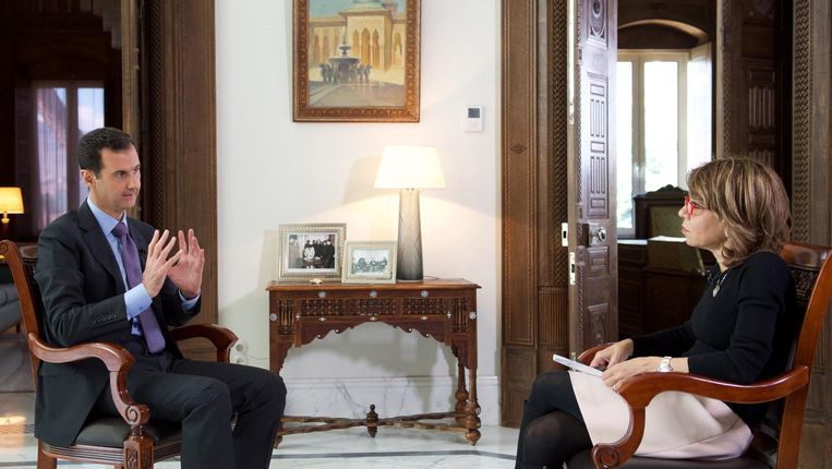 De Syrische president Assad tijdens het interview met de Britse krant Sunday Times. Beeld afp