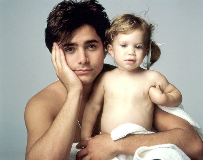 'Uncle Jesse' met Full House-baby Michelle, die in de serie afwisselend werd gespeeld door de tweeling Ashley en Mary-Kate Olsen.