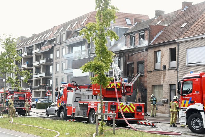 De brand woedde maandagmorgen 3 juli 2023 in alle hevigheid in een woning langs de Noordlaan in Roeselare.
