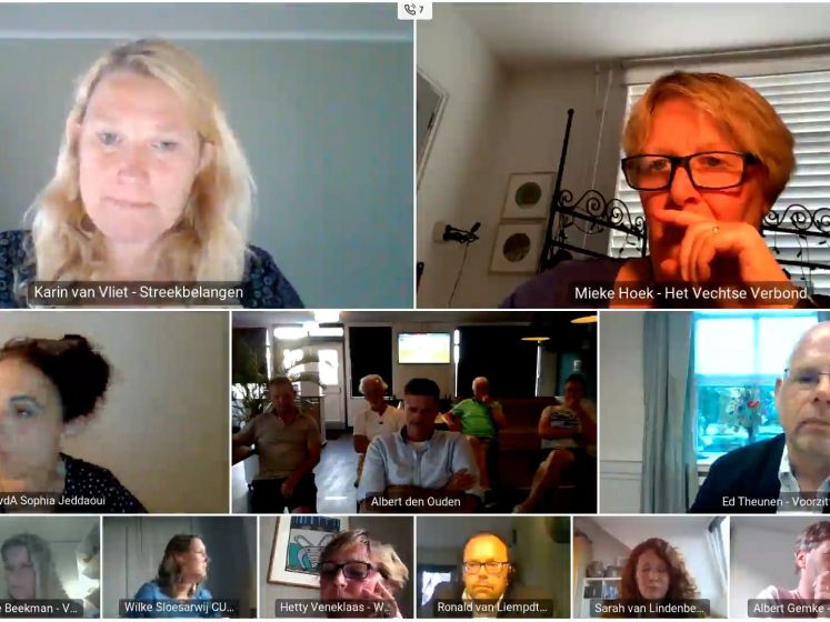 Raadslid vergeet dat microfoon aan staat en noemt collega 'stom wijf'