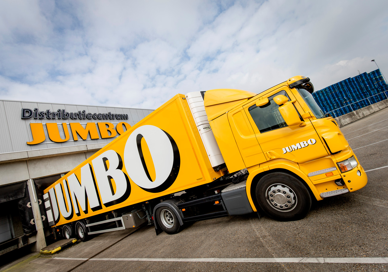 Een vrachtwagen bij het distributiecentrum van supermarkt Jumbo in Breda.
