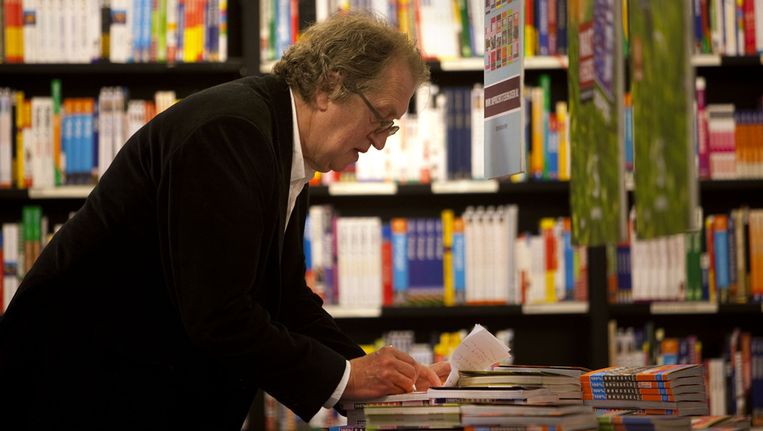 Gerrit Komrij in 2009 bij boekhandel Scheltema in Amsterdam. Beeld ANP