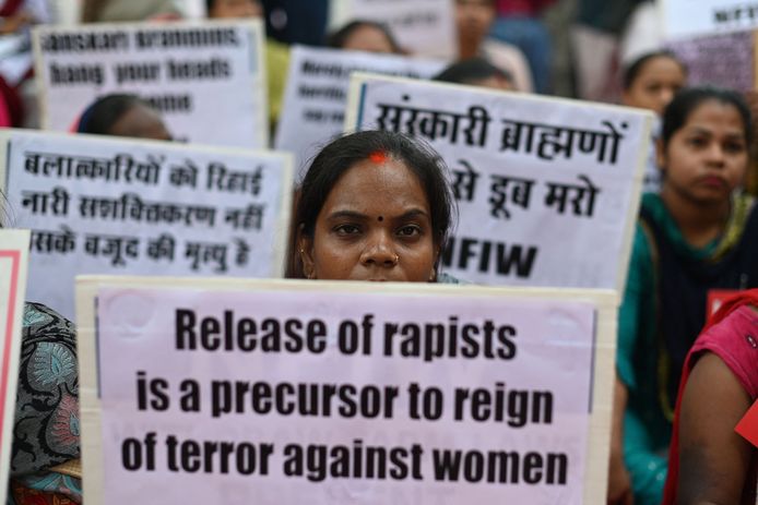 Demonstranten komen op straat in solidariteit met het slachtoffer, nadat elf verkrachters en moordenaars werden vrijgelaten in India.