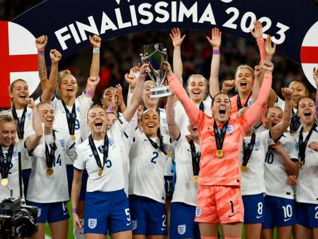 Sarina Wiegman en Engeland doen fans op Wembley ‘kwijlen’ na wéér een prijs