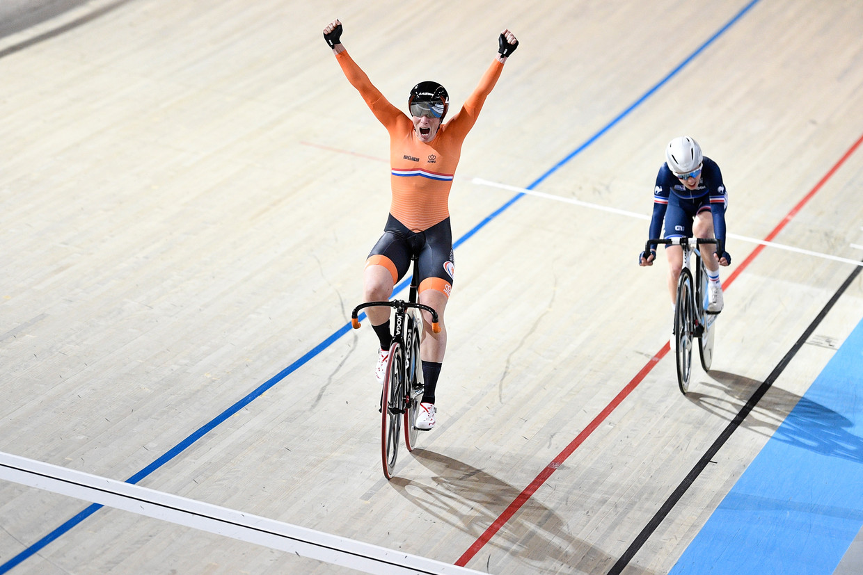 Kirsten Wild pakt juichend het goud op de scratch. Beeld BELGA