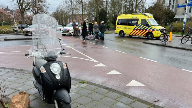Vrouw op snorscooter schrikt van auto en komt ten val op kruising in Deventer