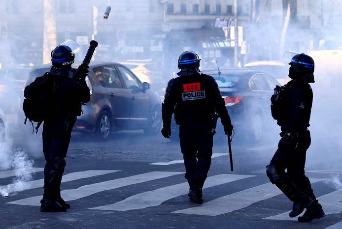 De Parijse politie zet traangas in.