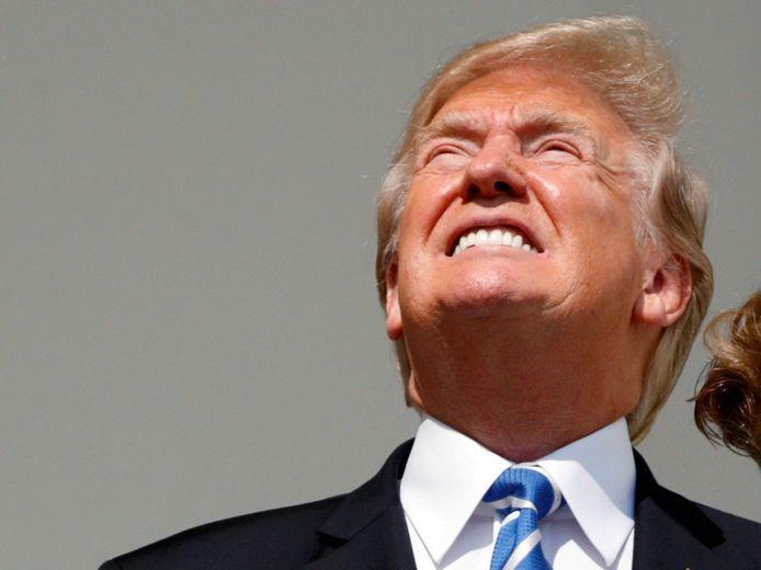 President Donald Trump kijkt naar de eclips.