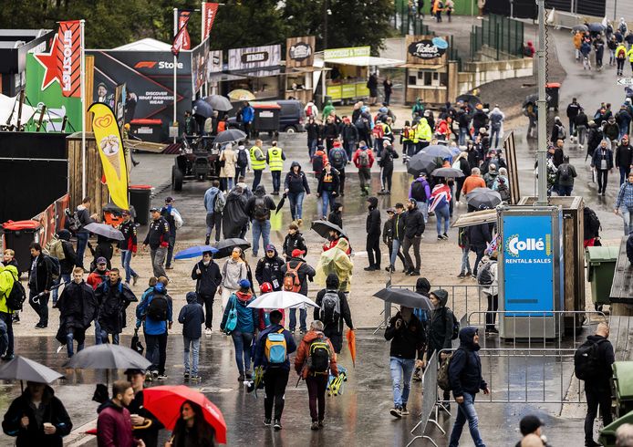 Fans in de regen voorafgaand aan de derde vrije training op het circuit van Spa-Francorchamps. Zondag wordt de Grote Prijs van België verreden.