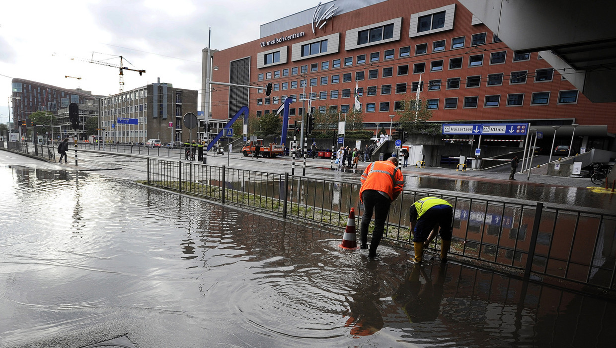 De straat staat blank in de omgeving van de Amstelveenseweg, in de buurt van het VUmc. Beeld ANP