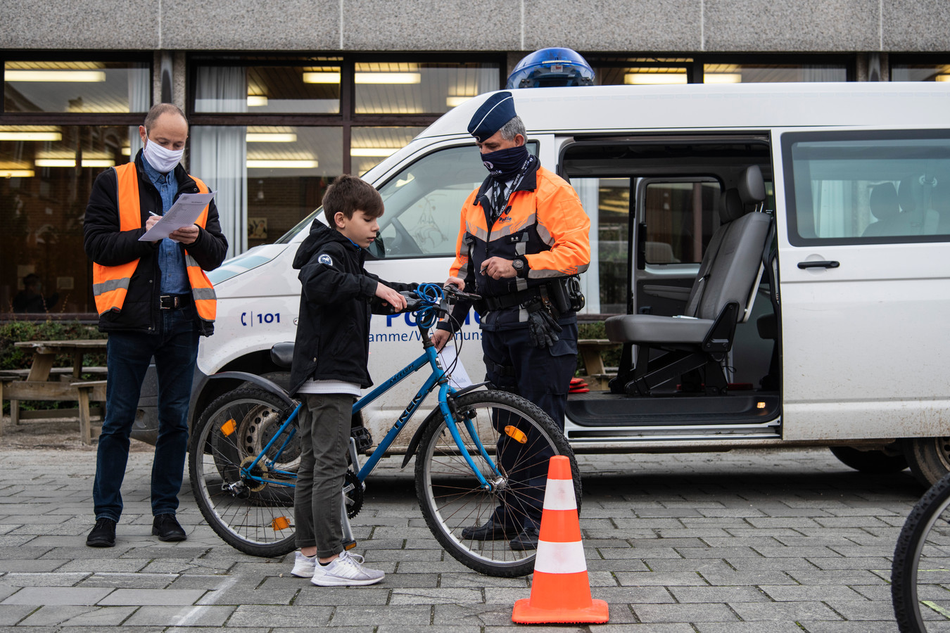 voetstuk Geurloos Zilver School houdt samen met politie controle op veiligheid van de fiets: “ Veiligheid pak beter dan vorig jaar dankzij verkeerslessen” | Foto | hln.be