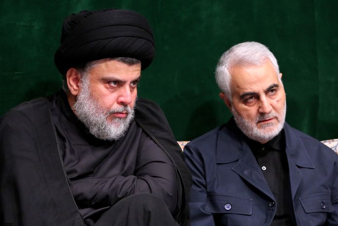 Archiefbeeld. De Iraakse sjiitische leider Muqtada al-Sadr naast de Iraanse generaal Qassem Soleimani die overleed bij een Amerikaanse luchtaanval.