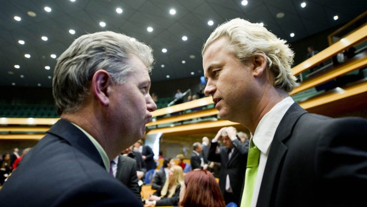 PVV-leider Geert Wilders heeft donderdag een onderonsje met PVV-Kamerlid Hero Brinkman in de Tweede Kamer in Den Haag. Foto: anp Beeld anp