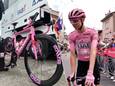 Pogacar rijdt vandaag rond op een roze fiets.