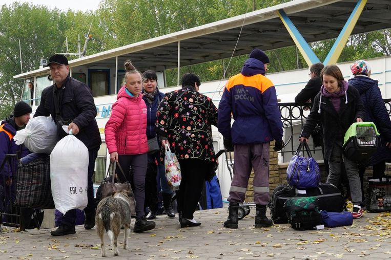 Bewoners uit de bezette Oekraïense stad Cherson komen aan in een dorp op de andere oever van de Dnipro. Beeld AFP