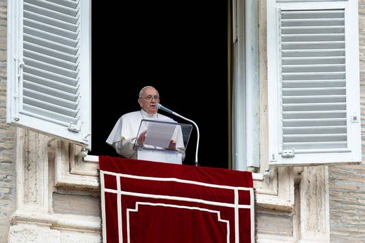 Paus Franciscus  tijdens zijn toespraak op het Sint-Pietersplein in Rome. 